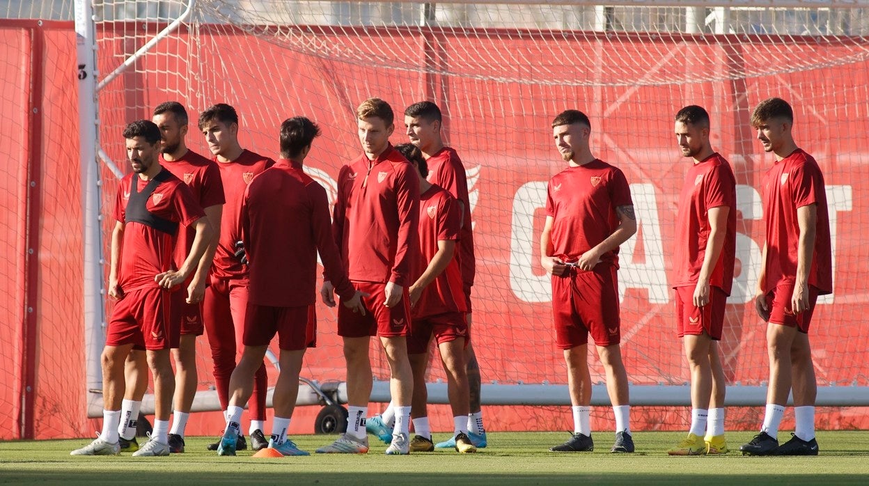 Varios futbolistas del Sevilla, en el entrenamiento de hoy