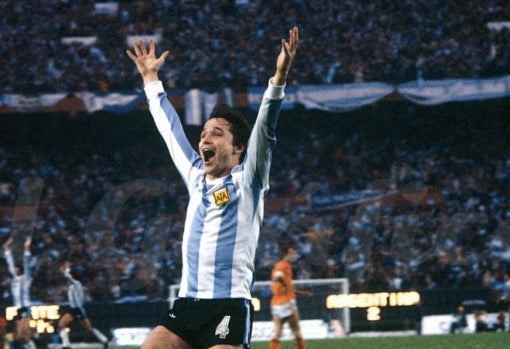 Bertoni celebra con Argentina la consecución del Mundial en 1978, una vez terminada la final frente a Países Bajos