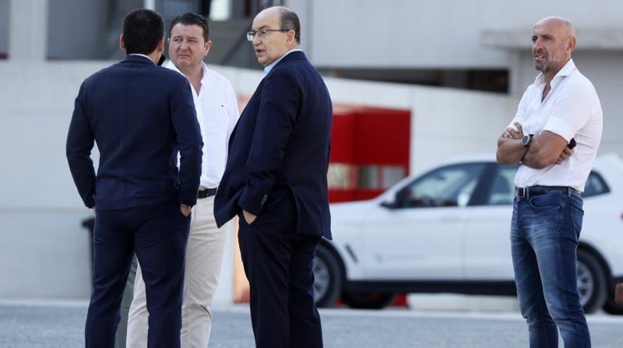 Emilio de Dios, Pepe Castro y Monchi, en un entrenamiento con el primer plantel