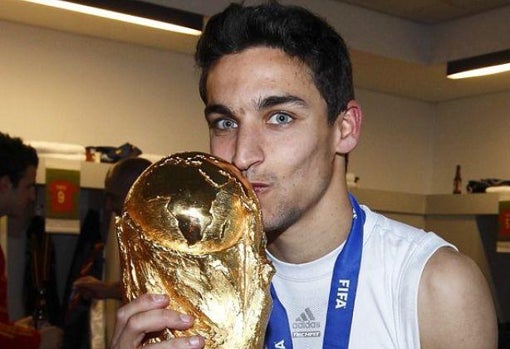 Jesús Navas besa la Copa del Mundo lograda con España en 2010, en Sudáfrica