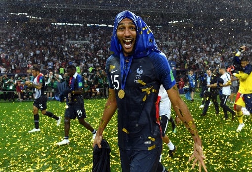 Steven N'Zonzi celebra la conseución del Mundial en 2018 con Francia