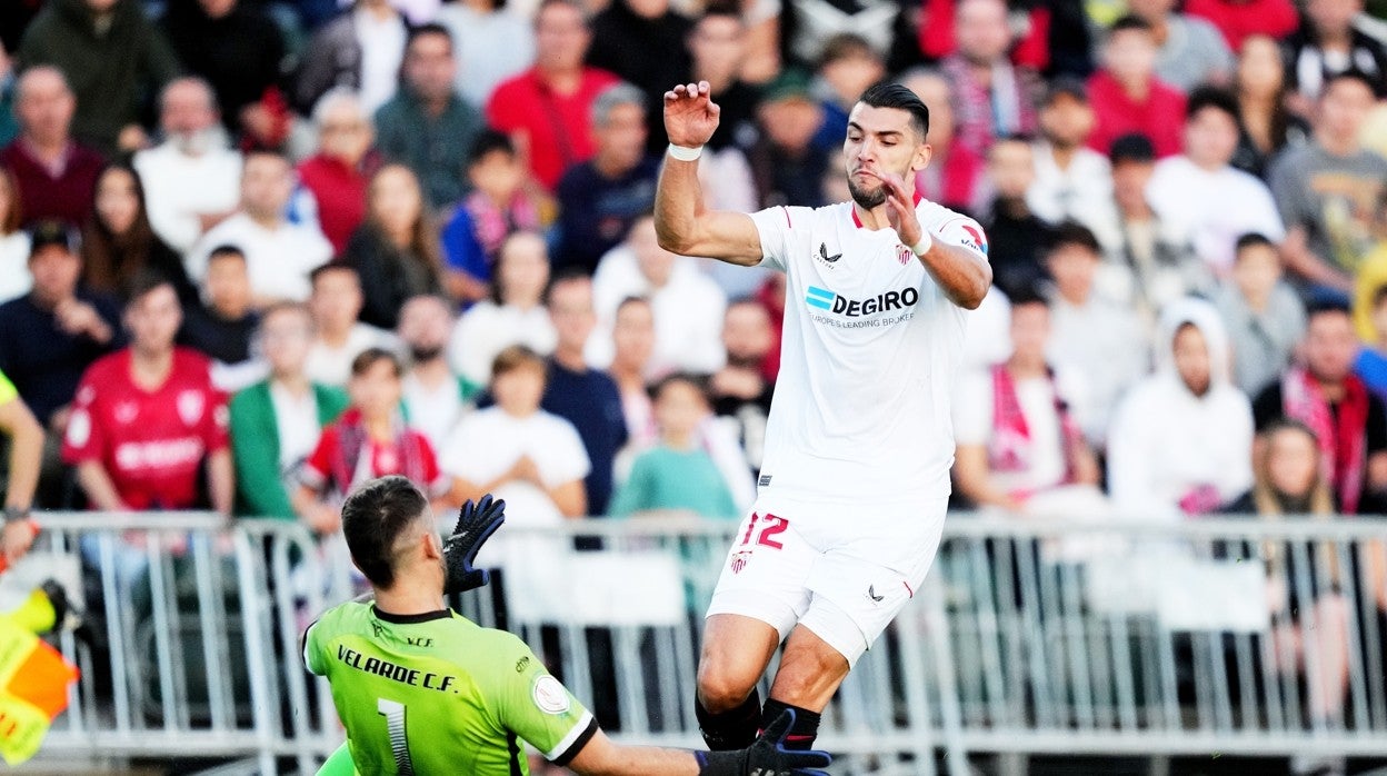 Rafa Mir ante el portero del Velarde