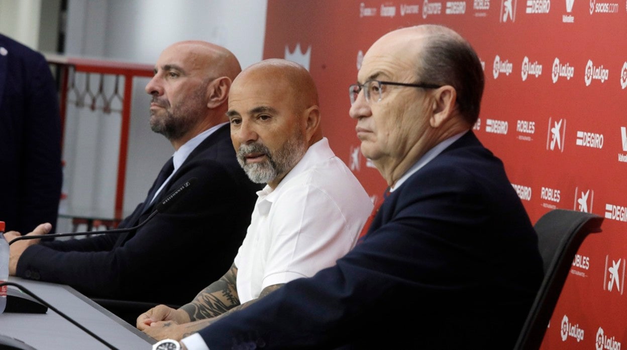 Monchi y Castro flanquean a Sampaoli el día de su presentación