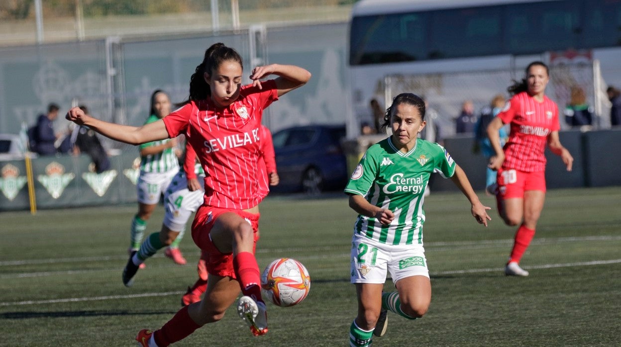 Ana Franco y Paula Perea disputan un balón en el derbi Betis - Sevilla de la pasada campaña