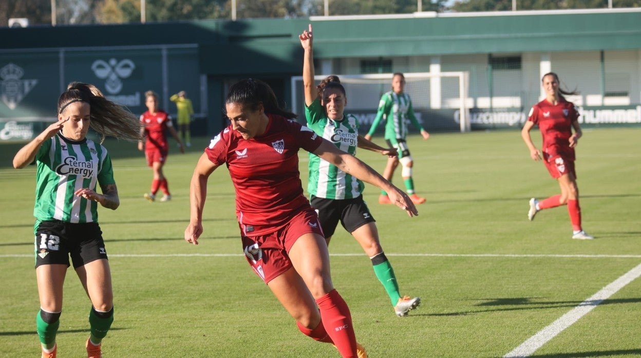 Martín -Prieto conduce el balón ante Natalia Montilla