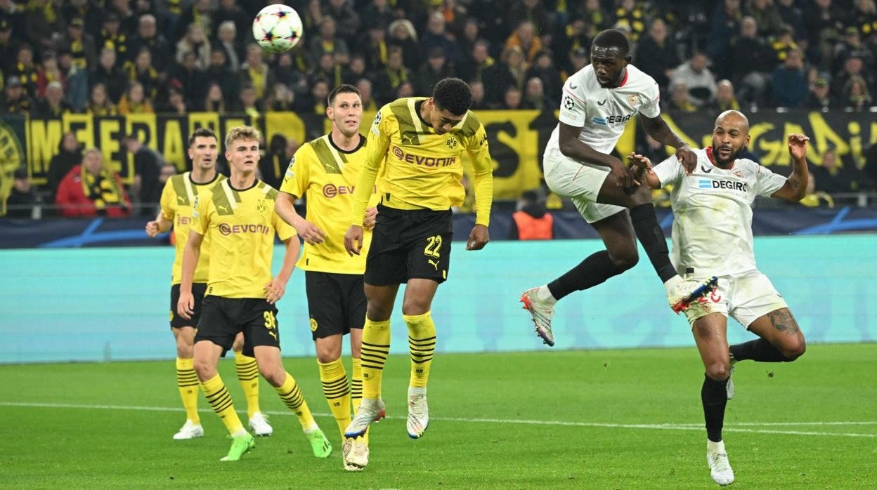 Nianzou remata de cabeza apoyado por Marcao en el partido contra el Dortmund