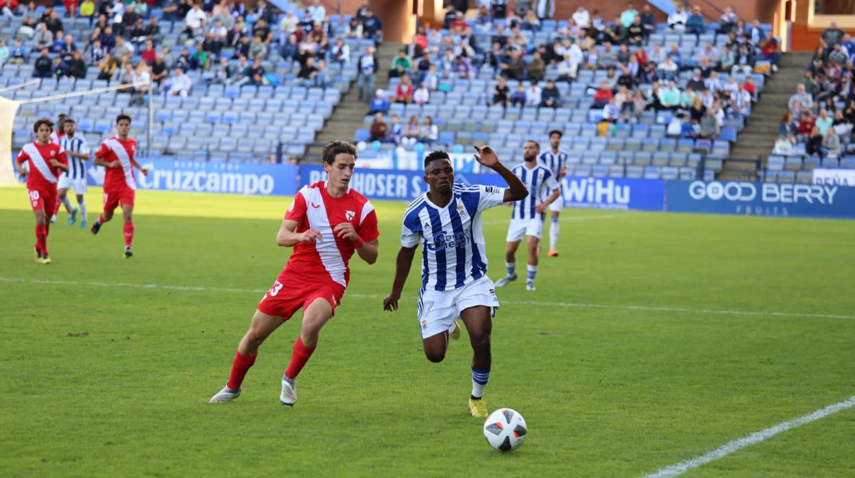 Manu Bueno busca cortar el avance de un rival durante el Recreativo - Sevilla Atlético