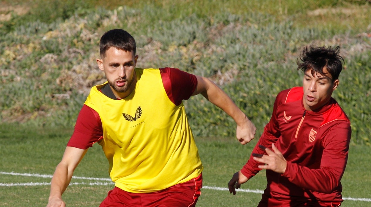 Januzaj y Óliver Torres durante la sesión de trabajo de este lunes
