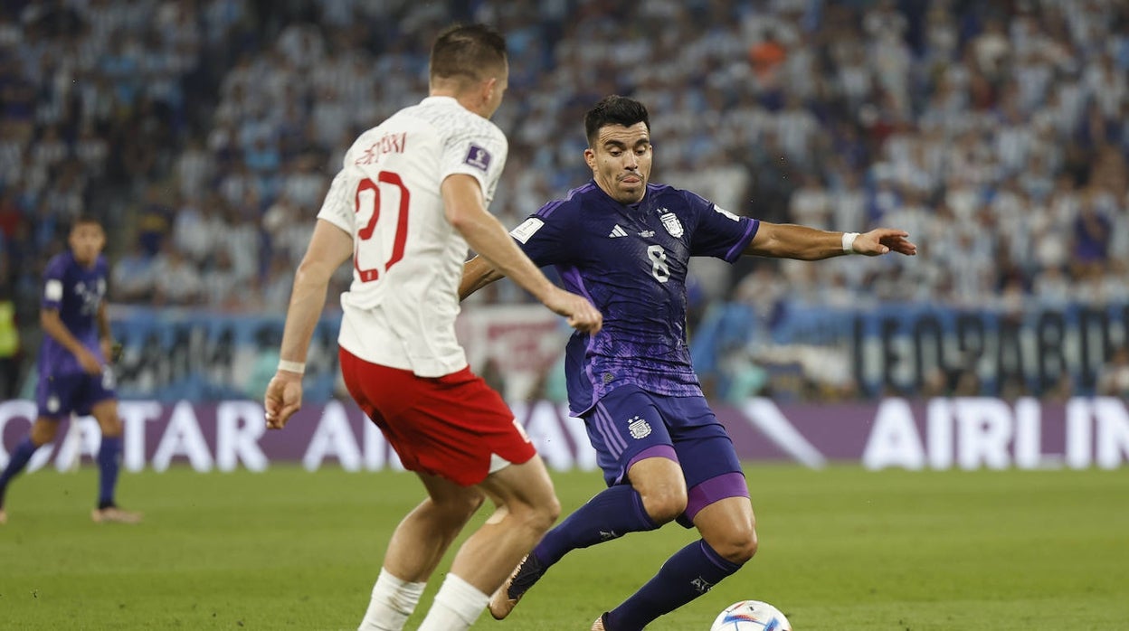 Piotr Zielinski disputa un balón con Marcos Acuña