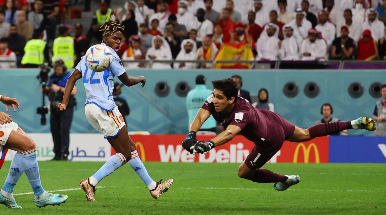 Bono, ante Nico Williams en el Marruecos - España