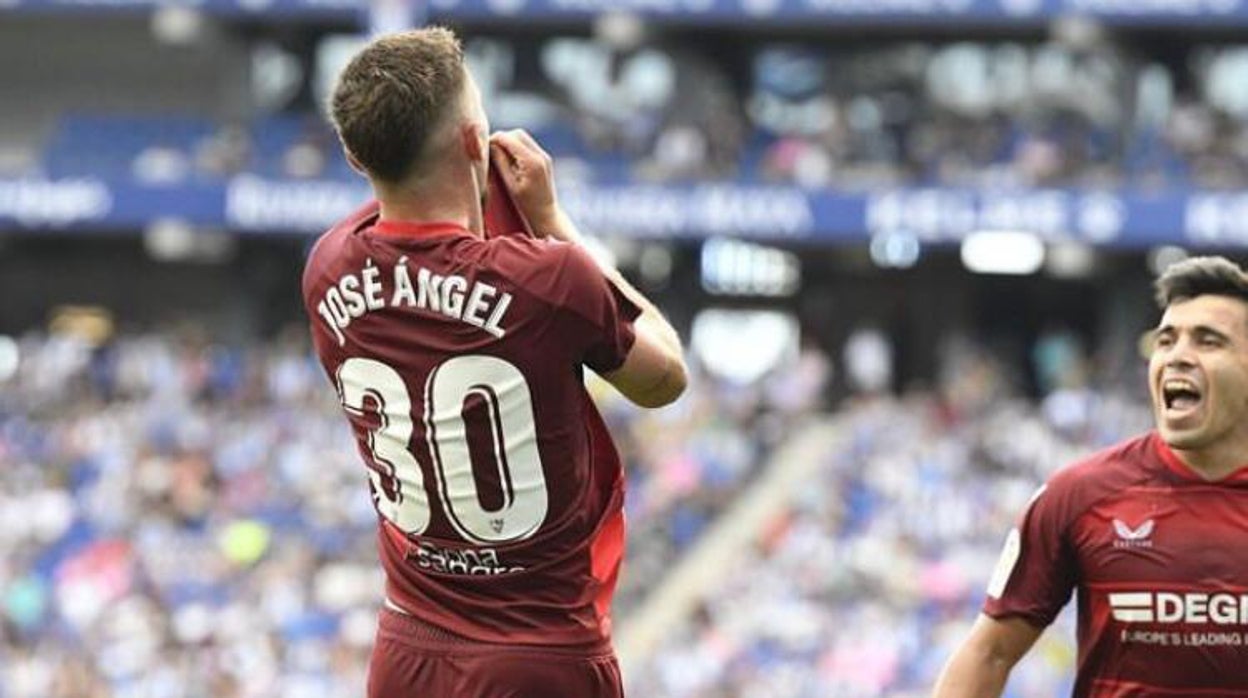 Marcos Acuña ve la celebración de José Ángel el día de su doblete al Espanyol