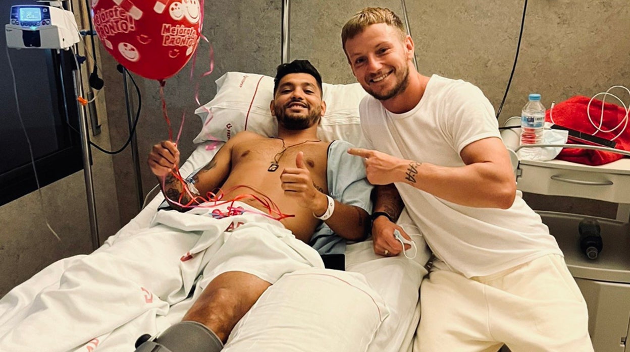 Rakitic visitando a Corona en su primera intervención