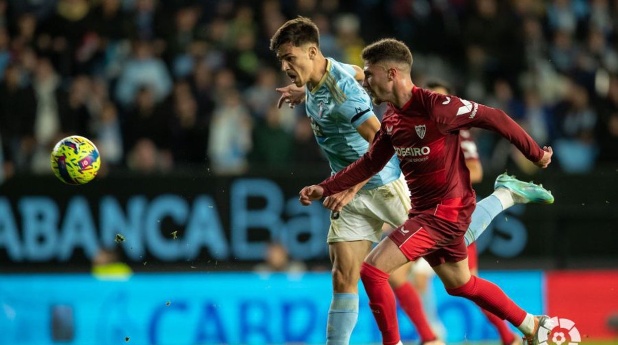 José Ángel persigue la pelota en el último partido liguero del Sevilla