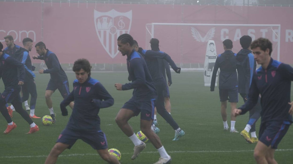 Los jugadores del Sevilla durante el entrenamiento de este sábado