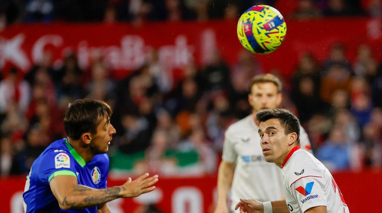 Rakitic, Lamela, En-Nesyri y Fernando abrazan a Acuña, autor del primer gol del Sevilla ante el Getafe