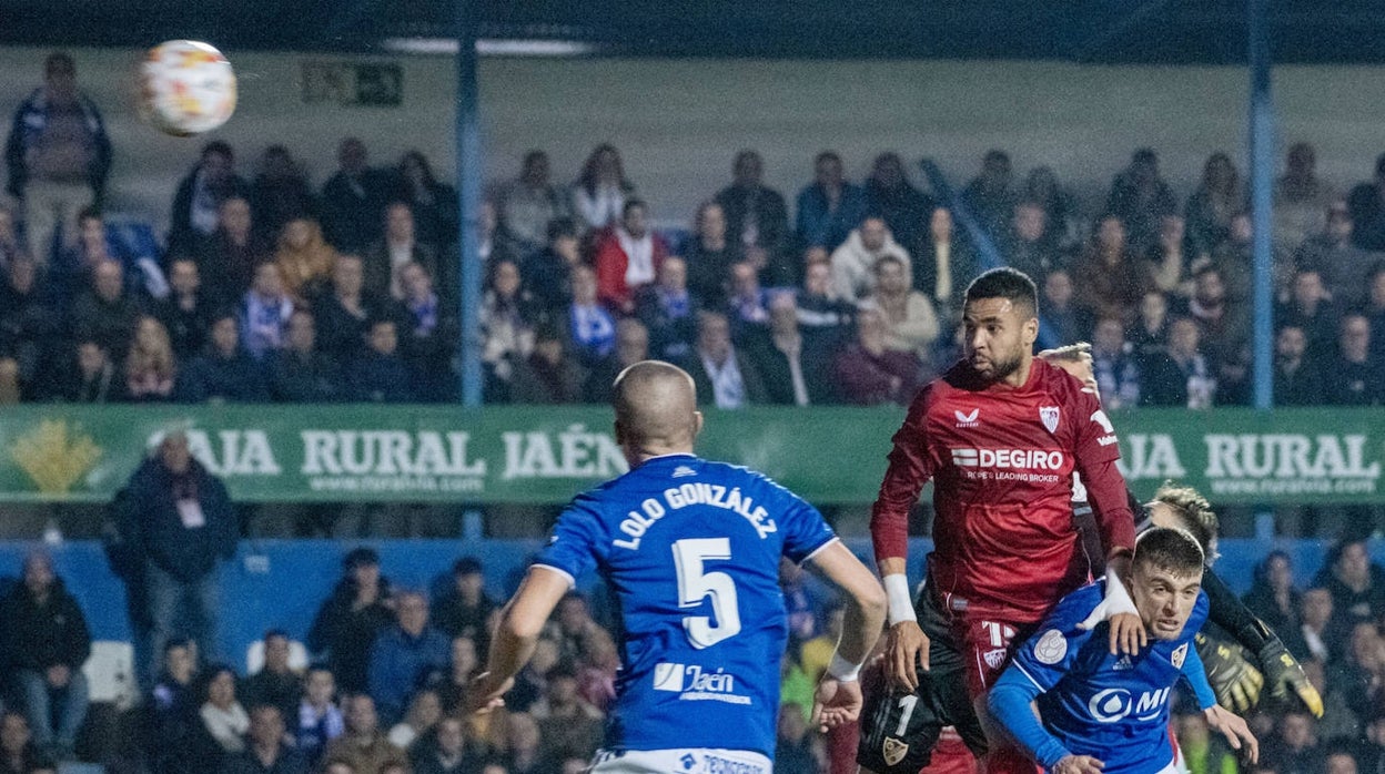 En-Nesyri remata de cabeza para hacer el primer gol en el Linares - Sevilla de Copa del Rey