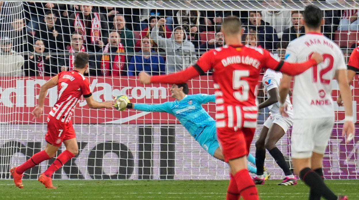 Stuani bate a Bono en el Girona - Sevilla, convirtiendo el primer tanto de los locales