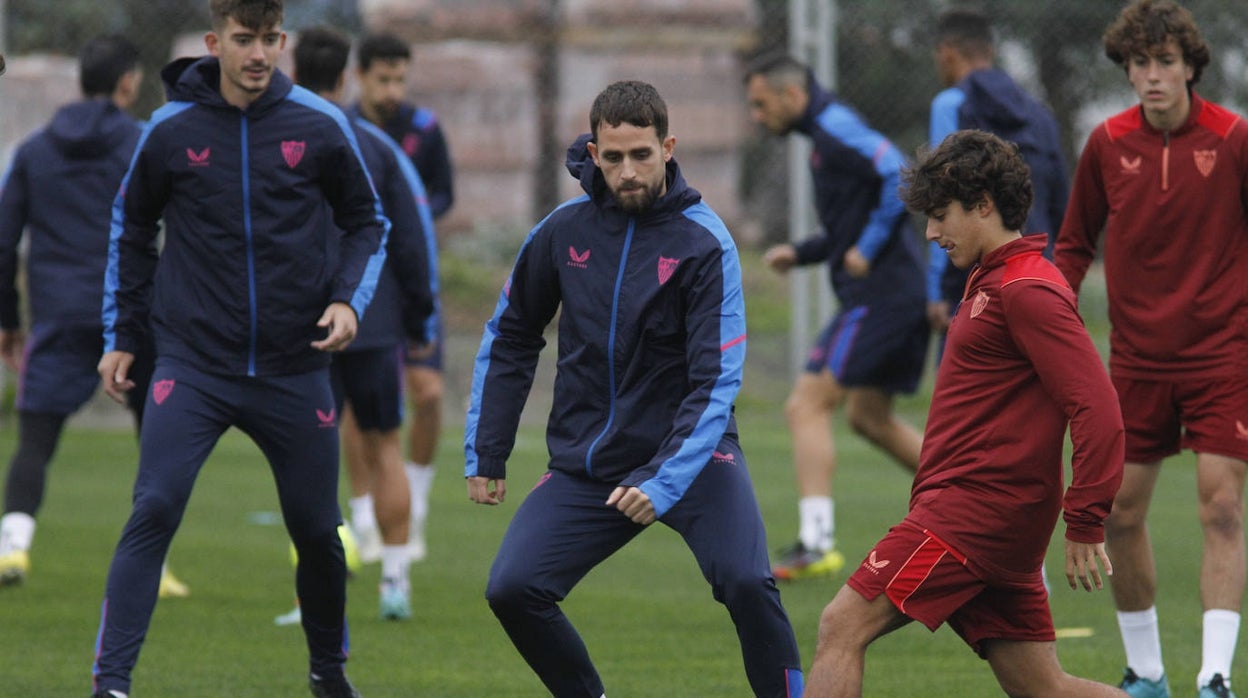 Januzaj disputa un balón con Carlos Álvarez en un entrenamiento