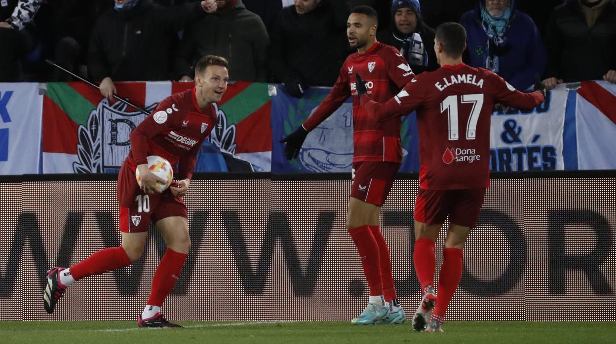Rakitic celebra con En-Nesyri y Lamela su tanto decisivo en el Alavés - Sevilla de la Copa del Rey