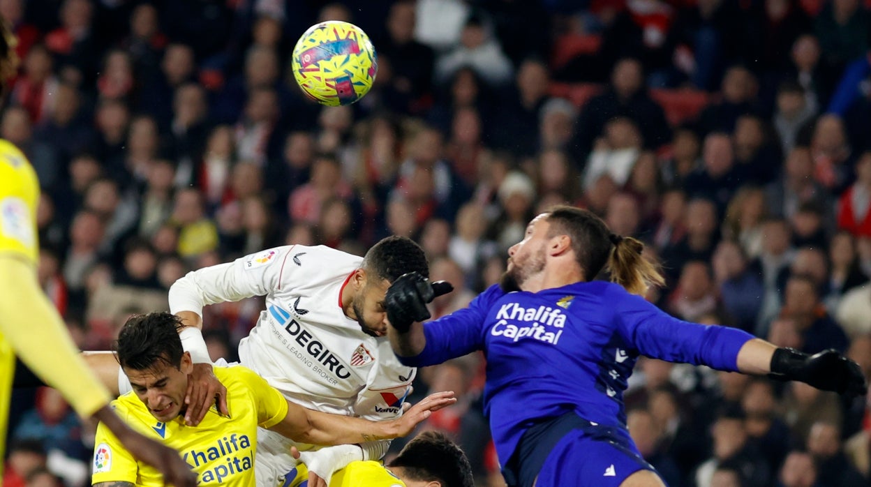 En-Nesyri salta con Luis Hernández para intentar batir a Ledesma en el Sevilla - Cádiz