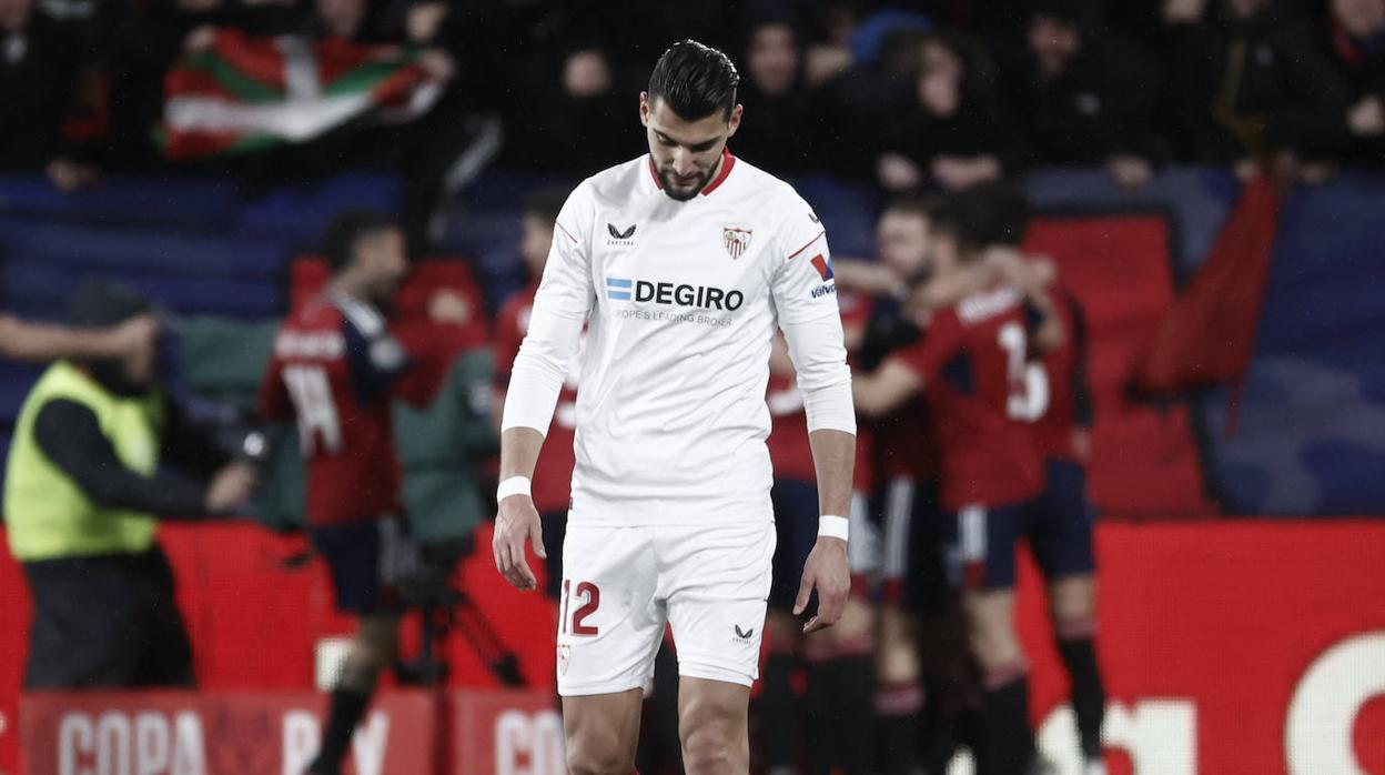 Rafa Mir, cabizbajo tras uno de los goles de Osasuna ante el Sevilla