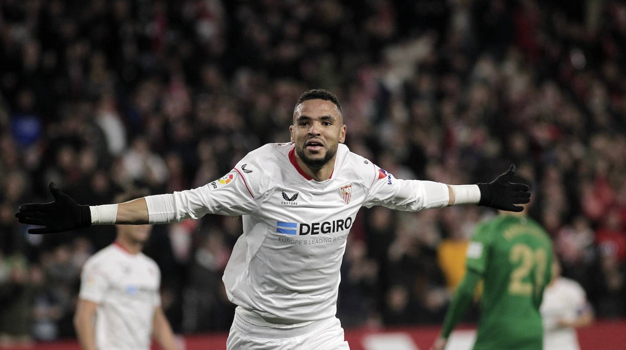 En-Nesyri celebra el primero de sus goles en el Sevilla - Elche