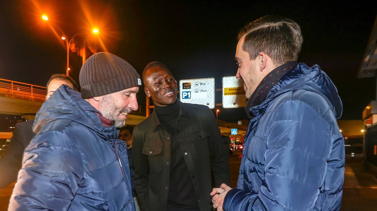 Pape Gueye junto a Monchi a su llegada al aeropuerto de Sevilla