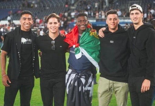 Cinco amigos y un nuevo sevillista; Santos, el segundo por la derecha