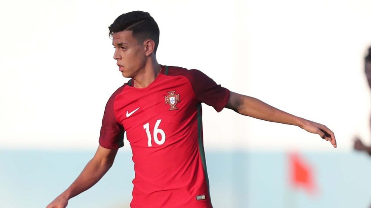 Joao Santos distribuye un balón en un partido con la selección portuguesa