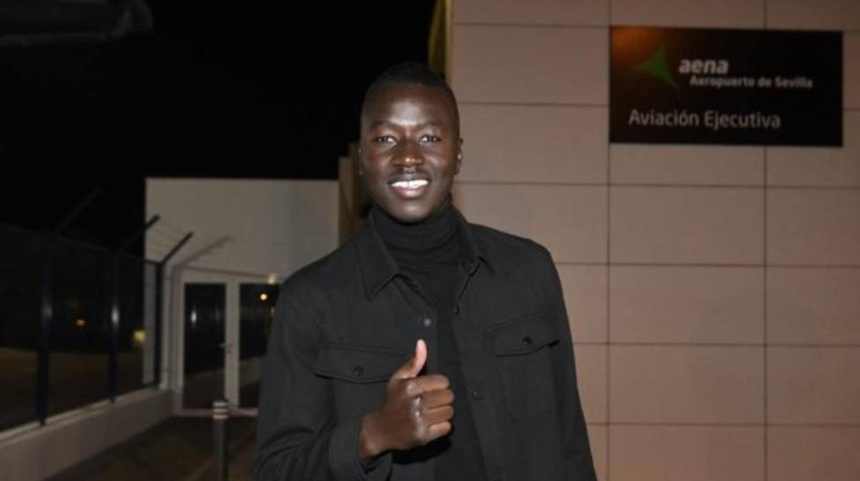 Pape Gueye, a su llegada al aeropuerto de Sevilla