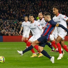 Jordi Alba marca ante la mirada de la zaga sevillista