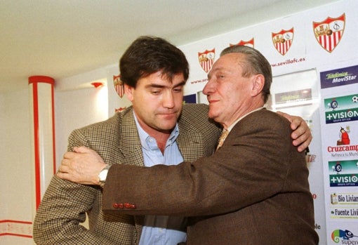 Marcos Alonso abraza a Roberto Alés el día de su despedida