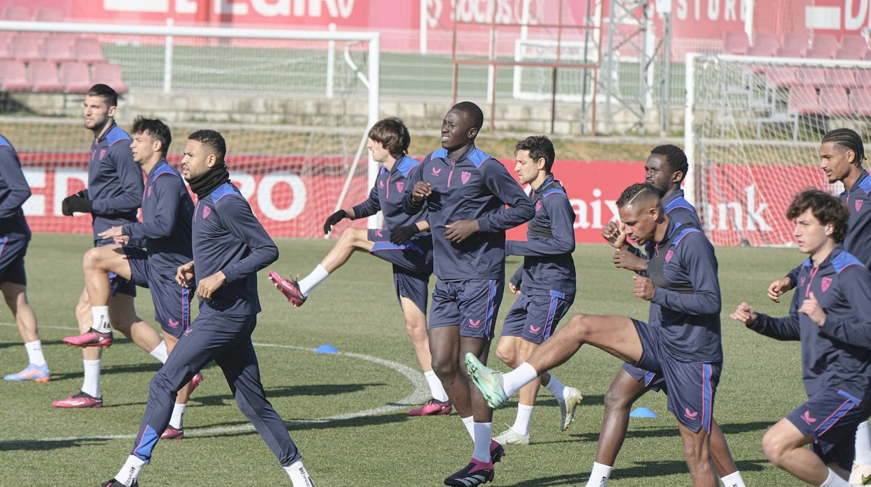 Entrenamiento del Sevilla en la ciudad deportiva
