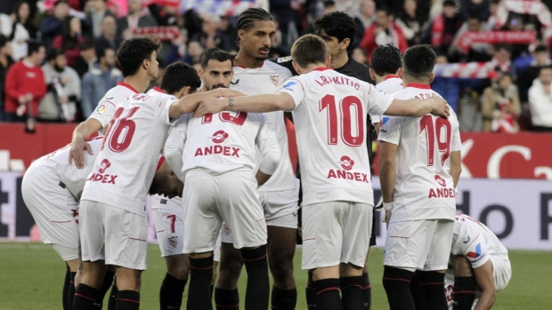 Los jugadores sevillistas, conjurándose antes de un partido en Nervión