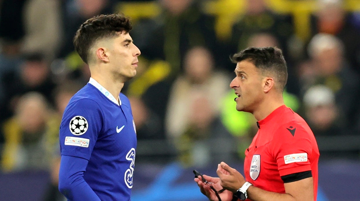Havertz y Gil Manzano, en el Borussia Dortmund-Chelsea de la Liga de Campeones
