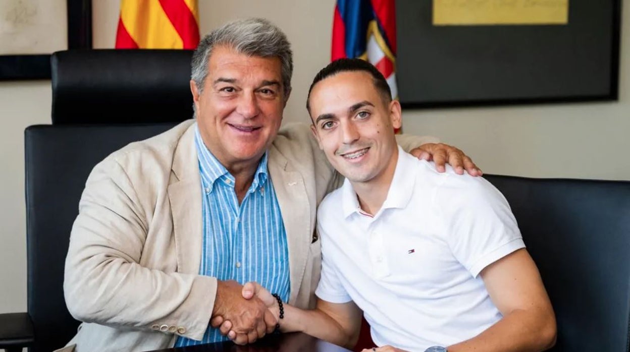 Laporta estrecha la mano de Luismi el día de la firma de su contrato como azulgrana