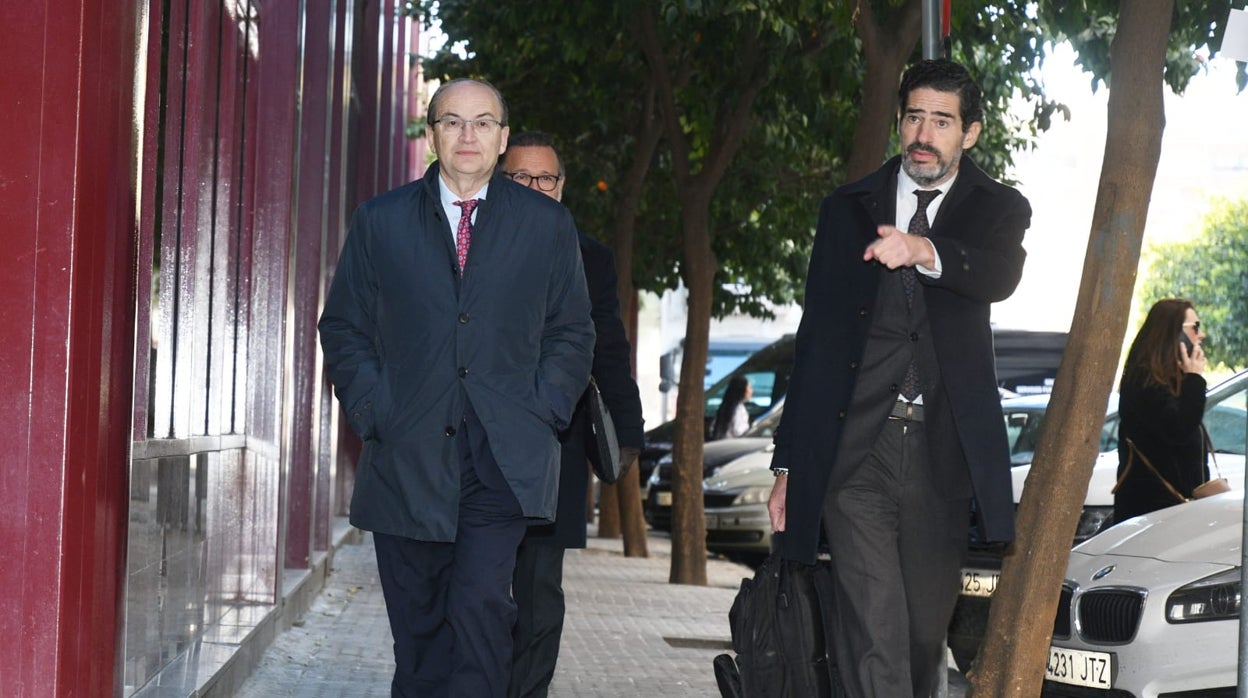 Castro, en los juzgados del Viapol junto a uno de sus abogados, Lucas Fernández de Bobadilla