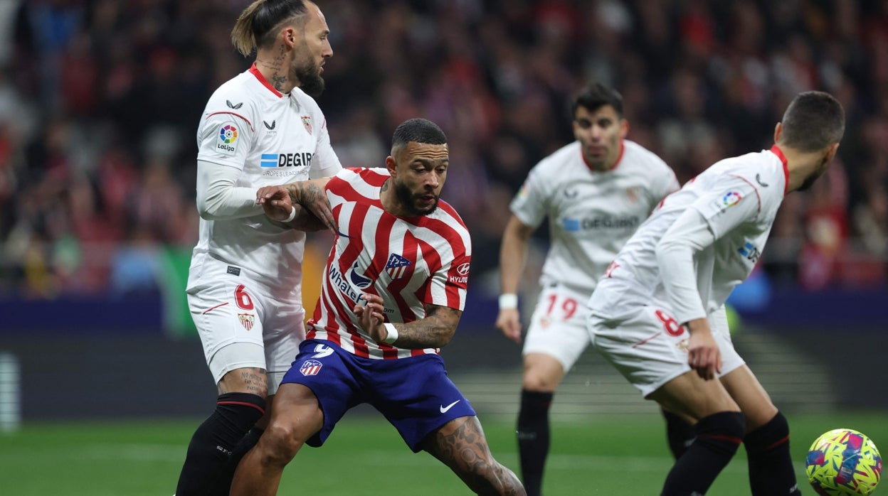 Memphis pugna con Gudelj en el Atlético - Sevilla