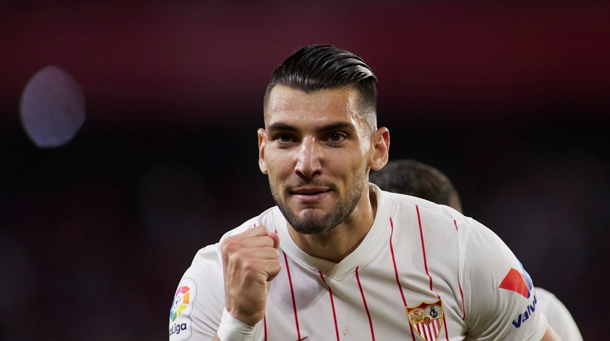 Rafa Mir celebra un gol con el Sevilla FC