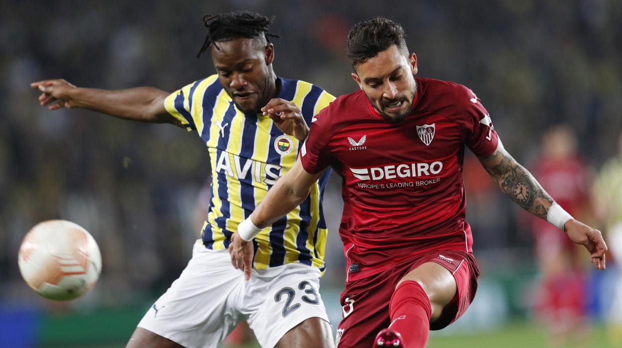 Alex Telles en acción con Michy Batshuayi del Fenerbahce