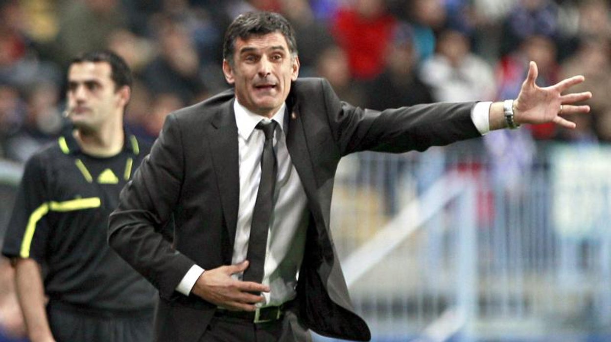 Mendílibar realiza un gesto con la mano en un partido