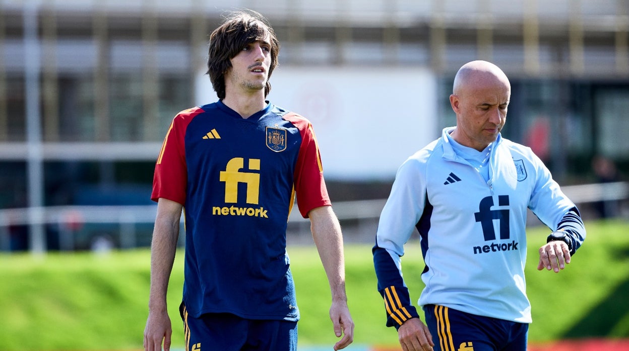 Bryan Gi, con uno de los miembros del staff de la selección española