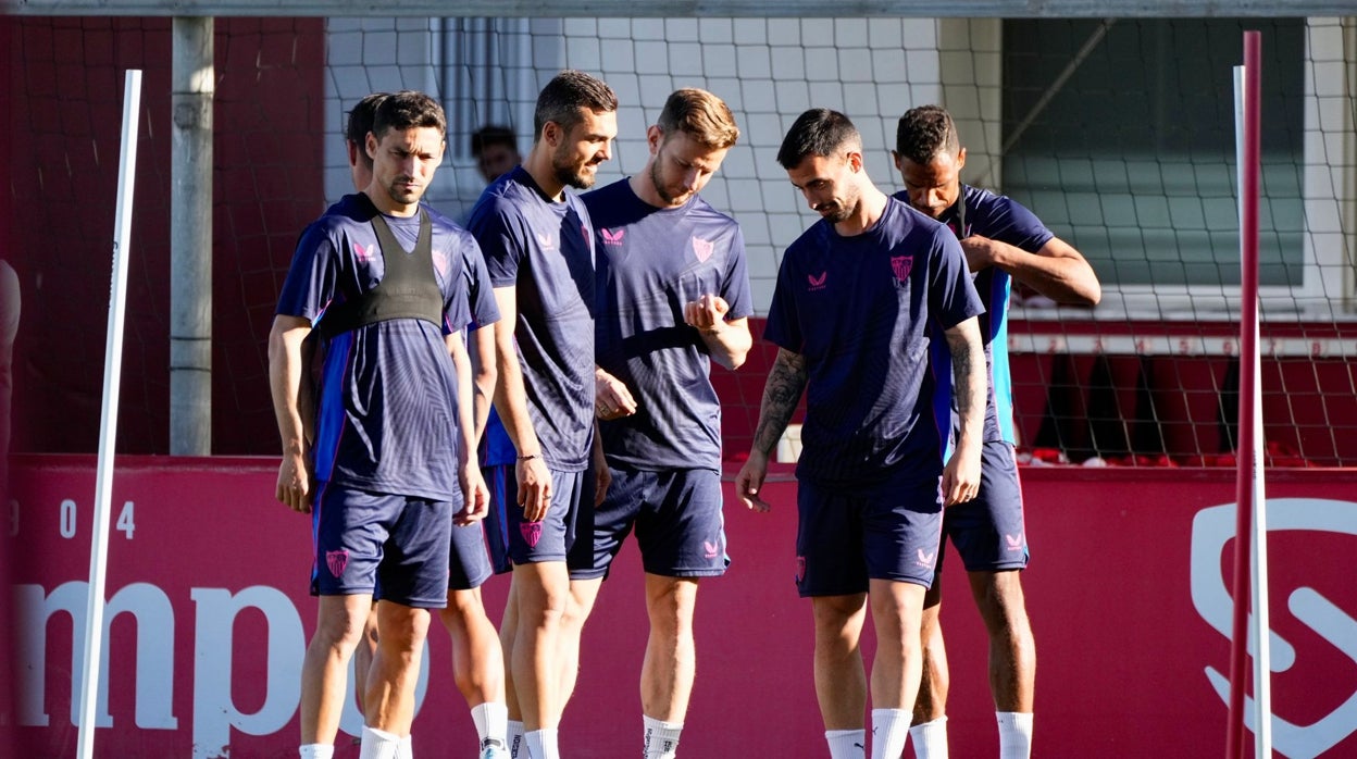Varios futbolistas del Sevilla, en el entrenamiento de este lunes