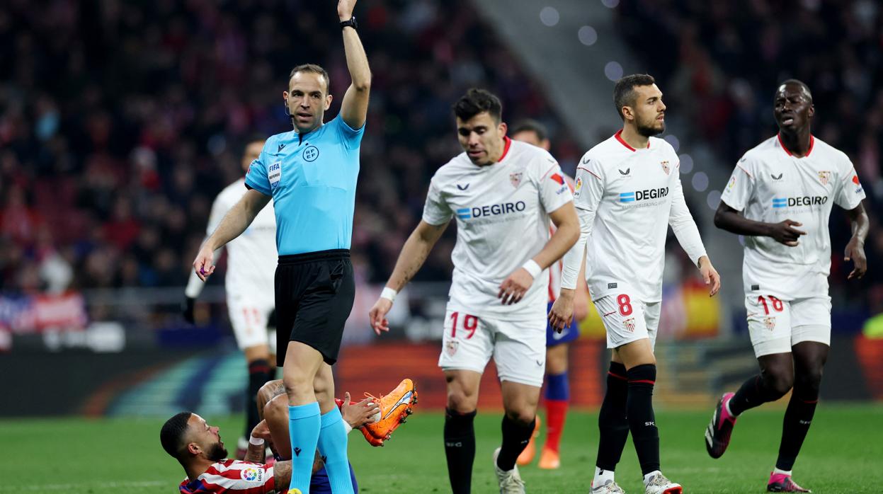 Los jugadores del Sevilla se lamentan en el Civitas Metropolitano