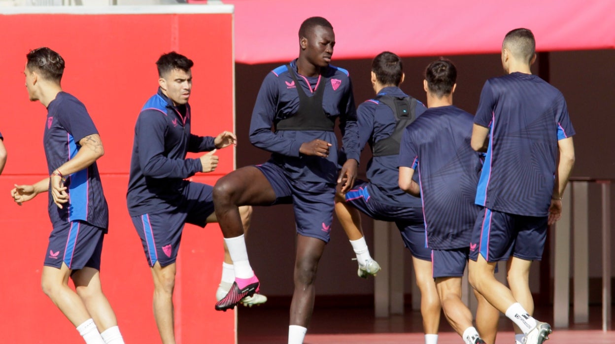 Pape Gueye y Acuña, durante el entrenamiento del Sevilla de este viernes