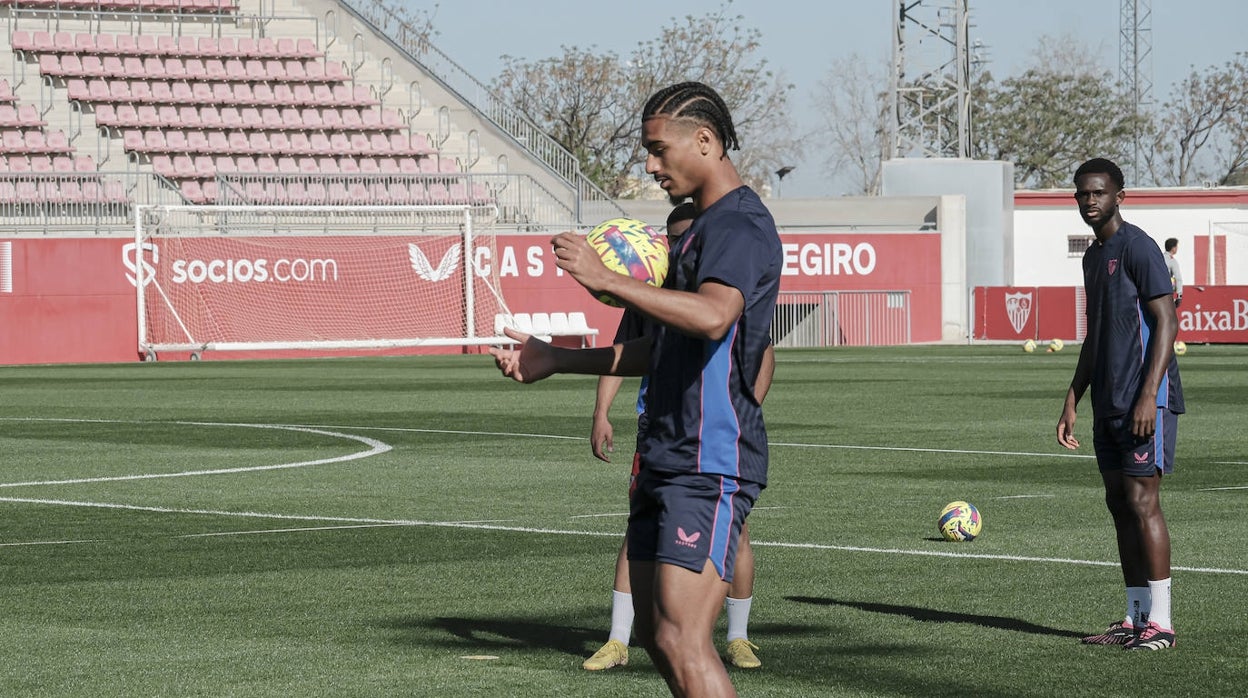 Badé, durante un entrenamiento del Sevilla