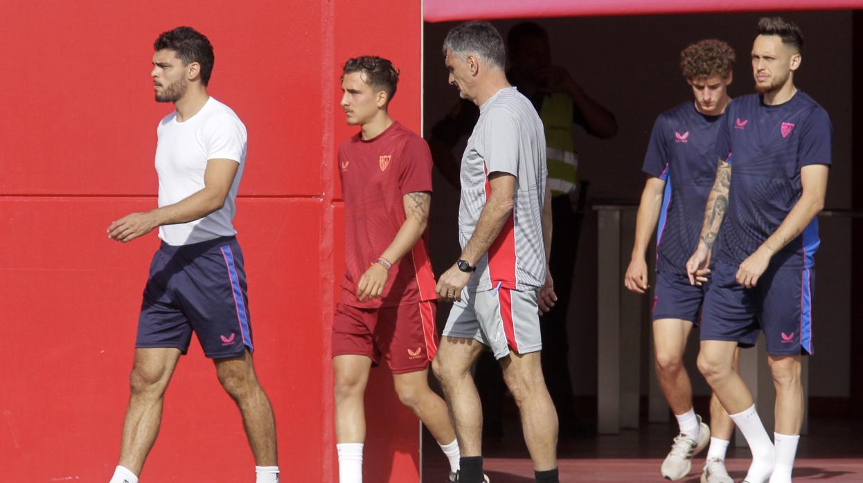 José Luis Mendilibar da instrucciones a sus jugadores durante el entrenamiento del Sevilla FC
