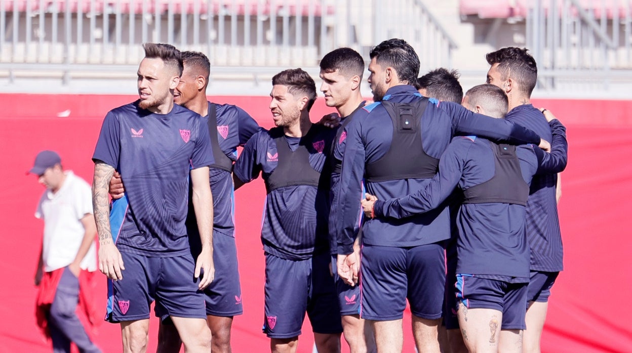 Ocampos junto al grupo durante el entrenamiento del Sevilla de este martes