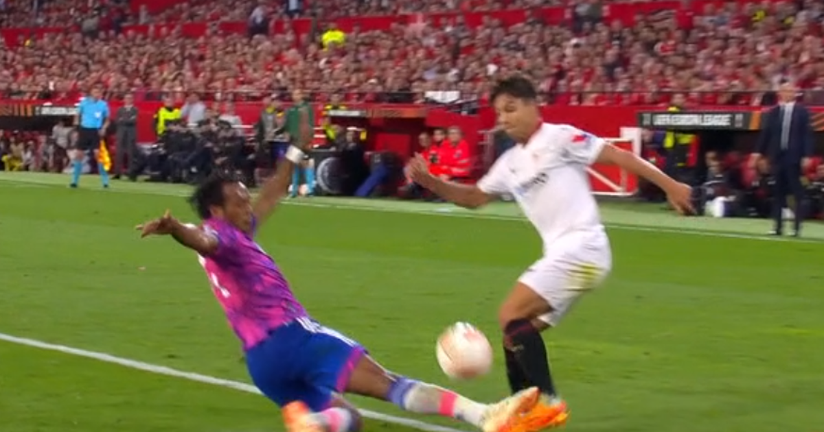 Momento en el que el pie de Cuadrado impacta sobre el de Óliver, justo encima de la línea, y por tanto, causa de penalti