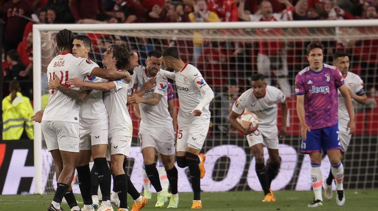 Abrazos sin cesar tras el golazo de Suso que reponía el empate